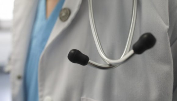 Egyszerre tizenkét, idős embereket pofátlanul átverő álorvosra csaptak le