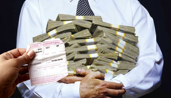 Csak úgy hemzsegnek a kormányban a jól kereső, meglehetősen fiatal nyugdíjasok