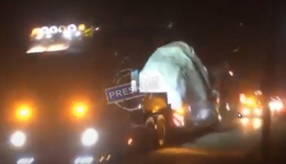 Beleakadt egy kábelbe, és kidöntött egy póznát egy tréleren szállított katonai helikopter (VIDEÓval)