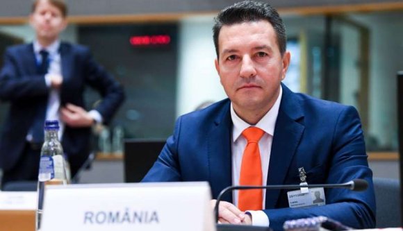 „Nem tudom, nem beszélek jól angolul” – hebegte a román turisztikai államtitkár az őt kérdező külföldi újságíróknak (VIDEÓval)