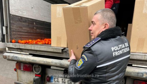 Egy csempész azt hitte, ha narancsok közé rejti, átsétálhat a határon két millió eurót érő cigivel