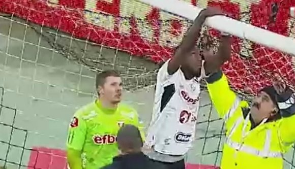 Az okos város stadionjában a focistának kell visszaszerelnie a kapu leszakadt hálóját