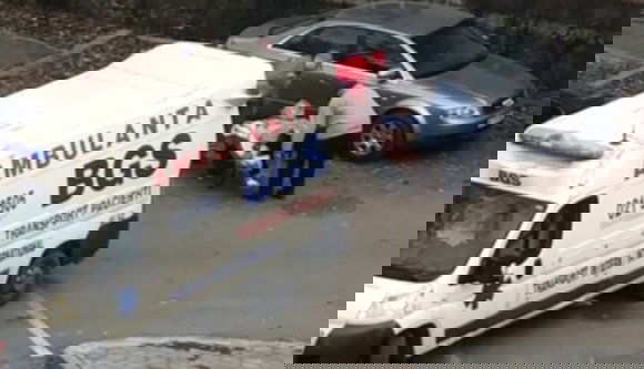 Talicskával vittek el a mentőig egy idős hölgyet, mert nem akadt használható hordágy (VIDEÓval)