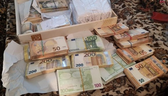 Néhány tízmillió eurót sikerült behajtania az adóhivatalnak a korrupciós ügyek okozta károkból