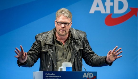 Hamut szór a fejére a Romániát vadnyugatnak nevező EP-képviselő, miután Erdélyben megvendégelték töltött káposztával és pálinkáv