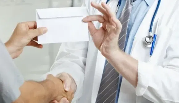 Nehéz leszokni a kórházi korrupcióról, ezúttal két gyermekorvost kapcsoltak le, amiért kenőpénzt követeltek
