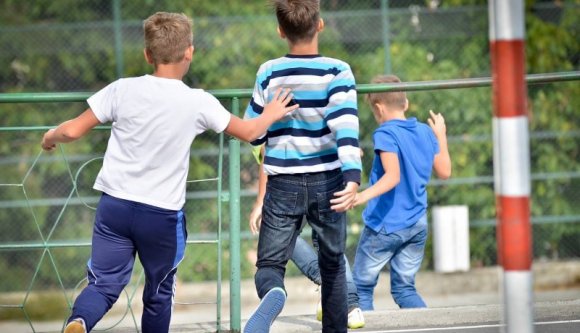 Na végre: órák után kergethetjük a lasztit az iskolai sportpályákon