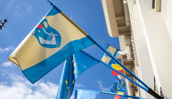Ünnepi saller a magyarelleneseknek: a bíróság a háromszékieknek adott igazat a megyezászló ügyében