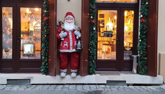 Egyelőre homály fedi, hogy ki és mi célból lopott el egy több mint kétméteres Mikulást Temesváron