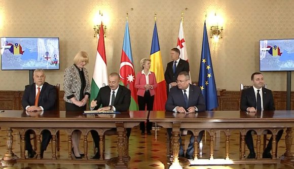 Orbán Viktor Bukarestben dicsérte a román barátait
