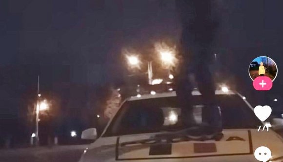Egy fiatal srác úgy gondolta, jó ötlet manelétől megrészegülve táncikálni egy rendőrautón (VIDEÓval)