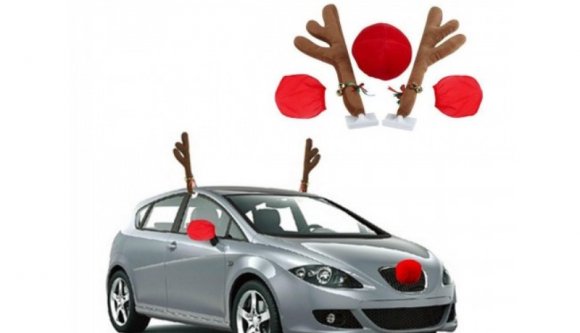 Felkerült a rénszarvasagancs a kocsijára? De mit szól ehhez a rendőr?