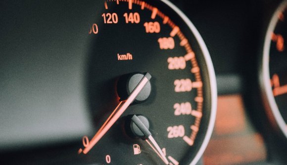Egy apa odaadta a verdát a 13 éves fiának, hadd furikázzon egy kicsit a közutakon