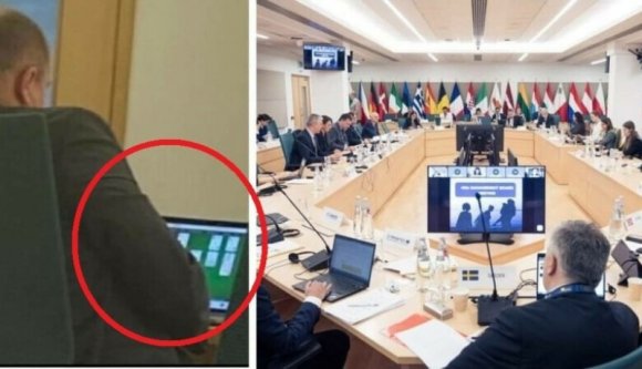 Lazán elkártyázgatott a laptopján a bevándorlási hivatal főnöke egy migrációs témájú konferencián