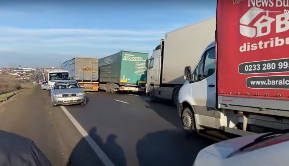 Napokig várakoznak a határon a teherautók, mert az ukrán vámosok kenőpénzt követelnek