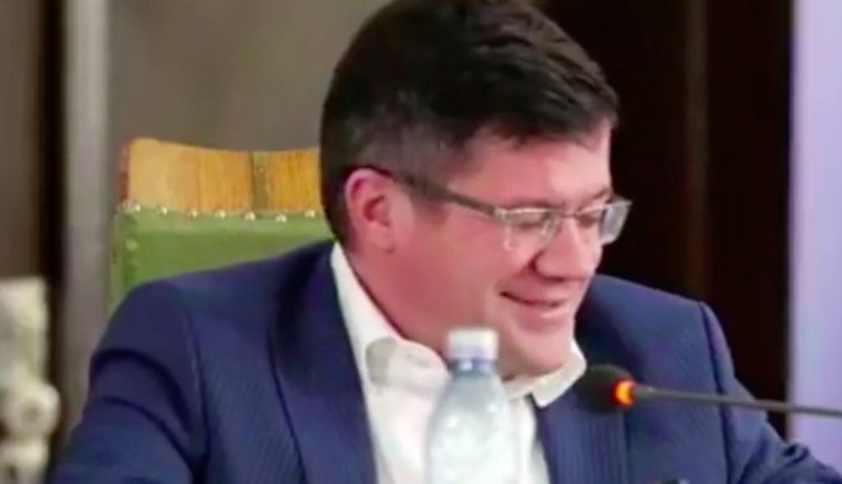 Egy élelmes megyeitanács-elnök elintézte, hogy hivatalos útként számolják el, amikor korrupciós ügyének tárgyalásaira utazott