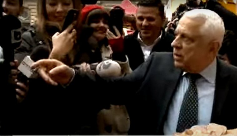 A kormorángyűlölő agrárminiszter lekövérezett egy riportert, majd tepertővel kínálgatta (VIDEÓval)
