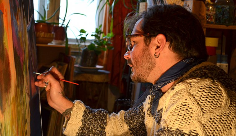 „A sötétben sokkal gazdagabb a színvilág” – Székely Sevan festőnél jártunk