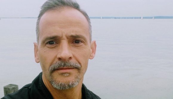 „Futás közben önmagaddal versenyzel, így van ez az írással is” – interjú Dimény H. Árpád költővel