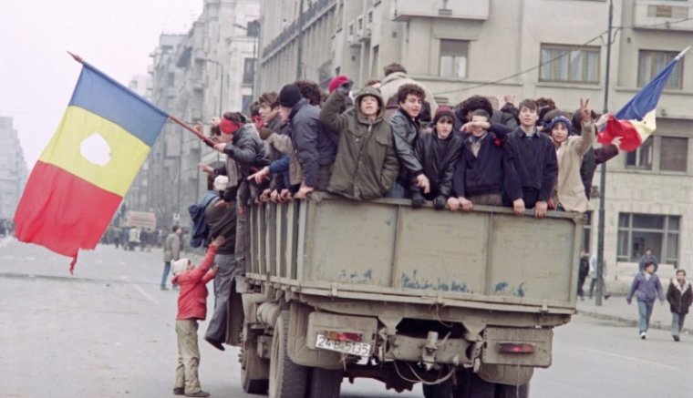 A nap hírei: bekerül a tananyagba a kommunizmus, a börtönbe meg az a két pali, aki futárcéggel küldött haza egy rakás drogot