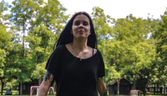 „A líra és a metál millió szálon fut össze” – Sánta Miriám költővel beszélgettünk