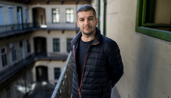 „Nem azért vagyunk emberek, hogy a bolttól a konyhánkig csoszogjunk” – interjú Szálinger Balázs költővel