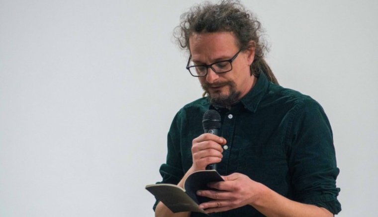 „Nagyapám volt magyar levente, wehrmachtos, aztán román tisztiszolga” – interjú Fischer Botond költővel, íróval