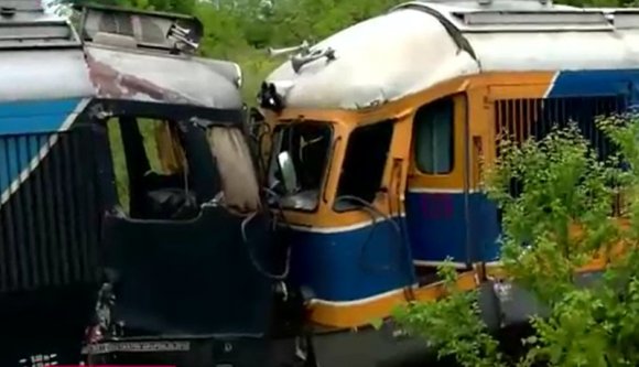 Összeütközött két mozdony, Ciucă nem tudta lecsillapítani a tanárokat, drogot akart vinni a parlamentbe egy nő – hírmix