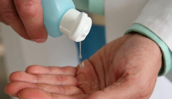 Hírmix: újabb kórházi botrány felhígított fertőtlenítők miatt, bicska és boxergyűrű a parlamentben, Ciucă pezsgőt bont