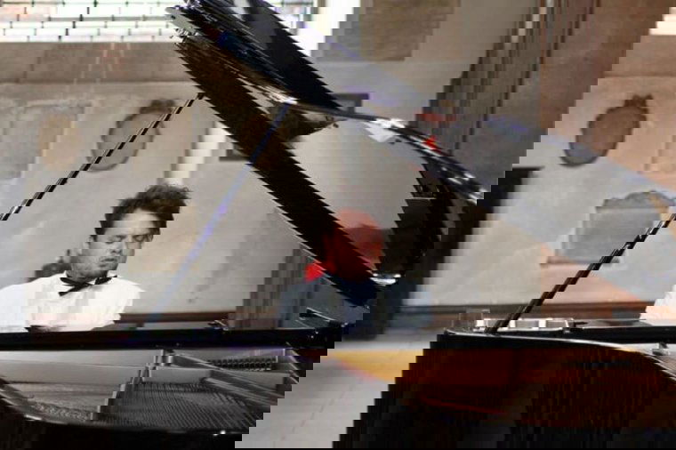 Nem is komoly a komolyzene? – Szőcs Botond zongoraművésszel beszélgettünk a „klasszikus” zene erdélyi helyzetéről