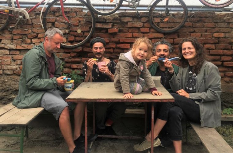 „Amit csinálunk, gyógyító hatással van az emberekre” – interjú a Föld Szint összművészeti tér és műhely csapatával