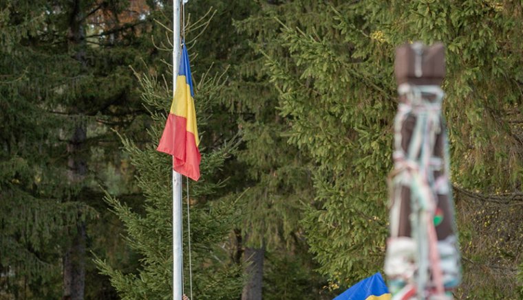 Hírmix hétfőn: Leveszik a román zászlót az úzvölgyi temetőben. Romániából elment a munkaerő 20 százaléka