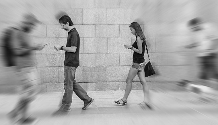 A common sense tetszhalála: a gyalogosok telefonmentes közlekedését szabályozó törvény miért nem születik?