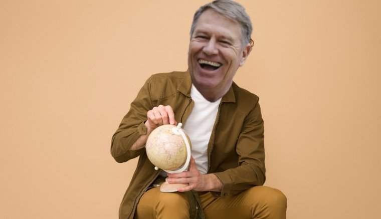 Iohannis elnök luxusrepülőkre és kaviárt hányó ezüst vaddisznókra gondol (PAMFLET)