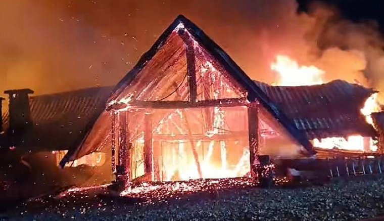 Karácsonyi tragédia: leégett egy panzió, egyelőre öt halott van, három embert még keresnek...