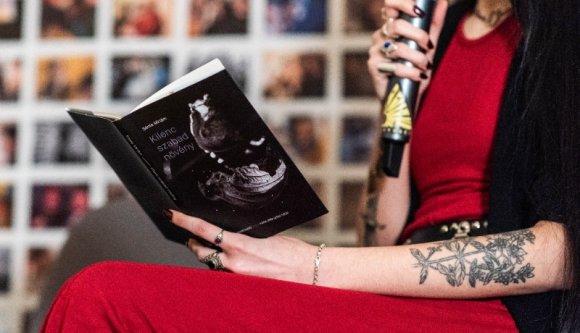 A fejetlen győzelem és a szabad növények – Sánta Miriám új verseskötetének esete az Ermitázzsal