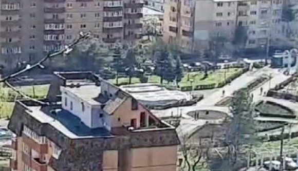 Láttak már villát egy tömbház tetején? Ha nem, akkor tessék!