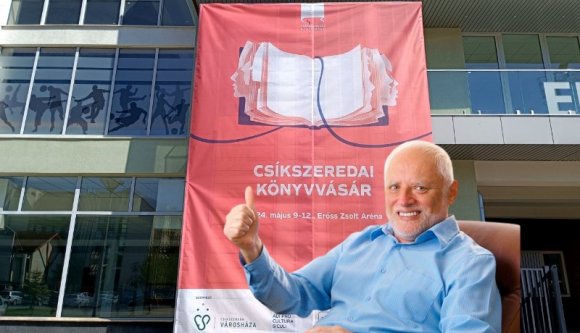 Mit keres Hide the pain Harold a könyvvásáron, hát az elitista csizma az asztalon?