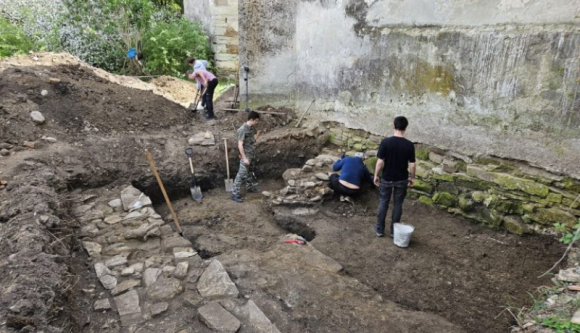 Őskori sírokat találtak a vermesi evangélikus vártemplom közelében - hírmix