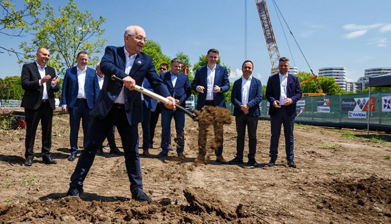 Hírek pénteken: Emil Boc lapátja indította el a kolozsvári körgyűrű építését. Elfogtak egy Oroszországnak kémkedő román férfit