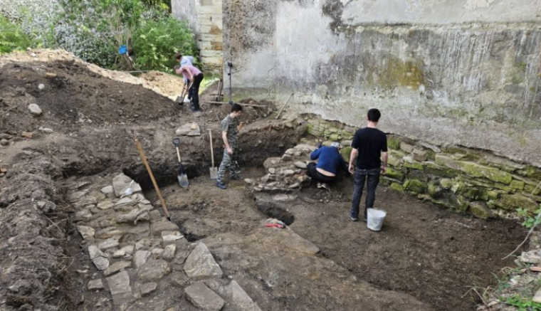Őskori sírokat találtak a vermesi evangélikus vártemplom közelében - hírmix