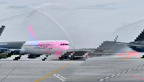 Nem vicc: kedden landolt az első Wizz Air-gép a brassói reptéren, Budapest felől