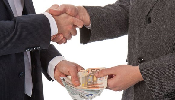 Hírek pénteken: Románia legfiatalabb nagymamája 23 éves. Lebukott egy korrupt egyetemi tanár