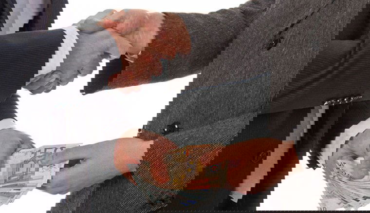 Hírek pénteken: Románia legfiatalabb nagymamája 23 éves. Lebukott egy korrupt egyetemi tanár