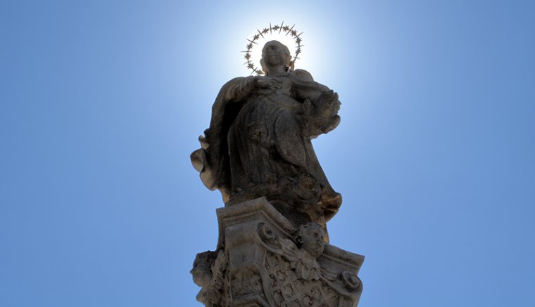 A visszaállított Mária-oszlop új főteret teremtett Kolozsváron – a szakrális-spirituális tér találkozása a 21. századi várossal (FOTÓRIPORT)