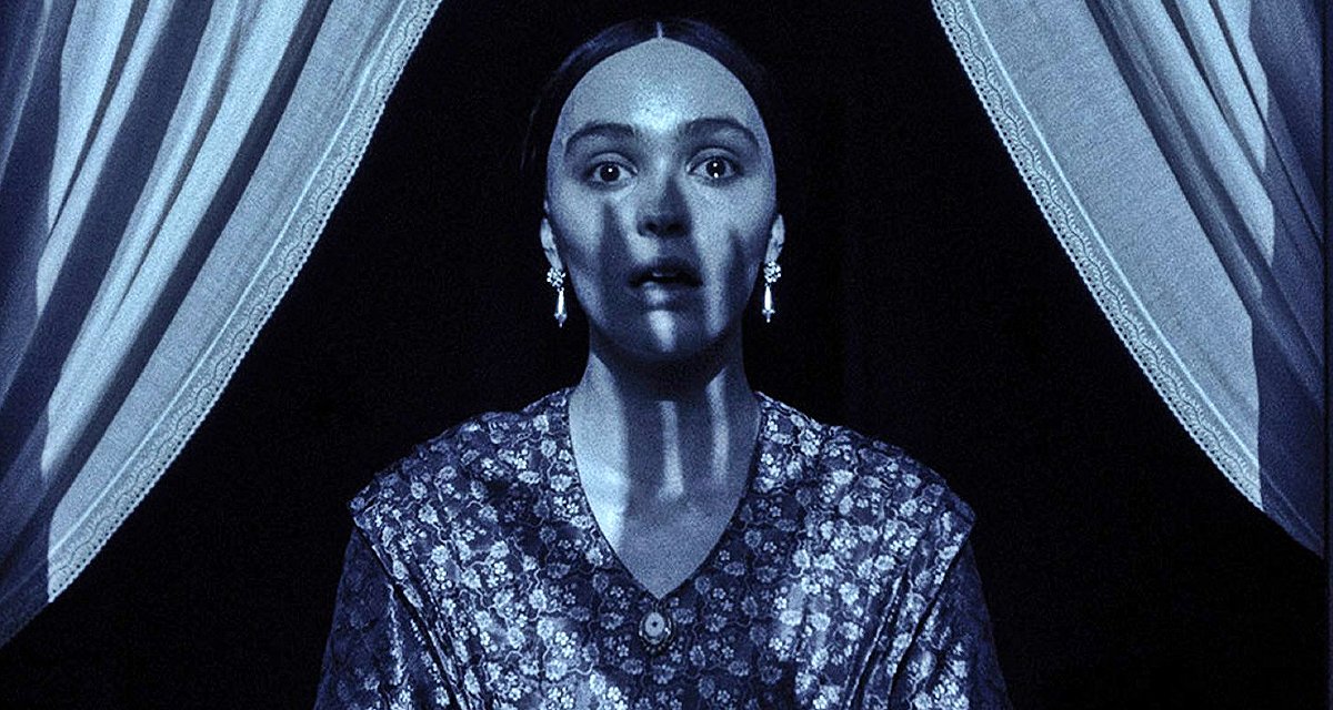 Jelenet Robert Eggers Nosferatu (2024) című filmjéből. Ellen Hutter szerepében Lily-ose Depp. A kéz Nosferatué. 