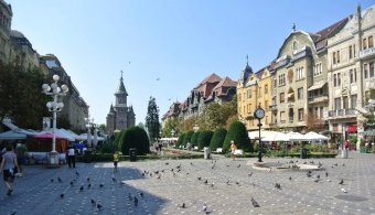 Kalapáccsal akart nekiesni a szobroknak egy férfi Temesváron, mert nem eléggé románok