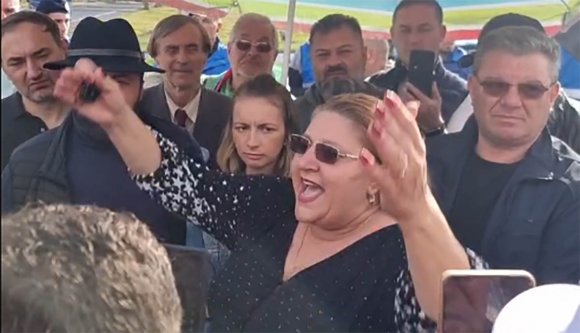 Elkaszálták Șoșoacă elnökjelöltségét, mire az összes párt a védelmébe vette a demokráciát