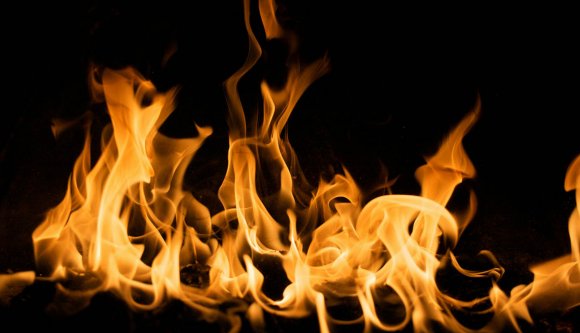 Felgyújtotta egy férfi a bukaresti parlamentet. A kocsmateraszokon is betilthatják a dohányzást – hírek kedden