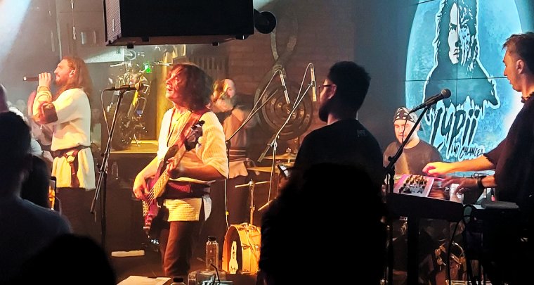 A moldovai folk rock úgy robbant fel Kolozsvár közepén, hogy azonnal leomlottak a határok